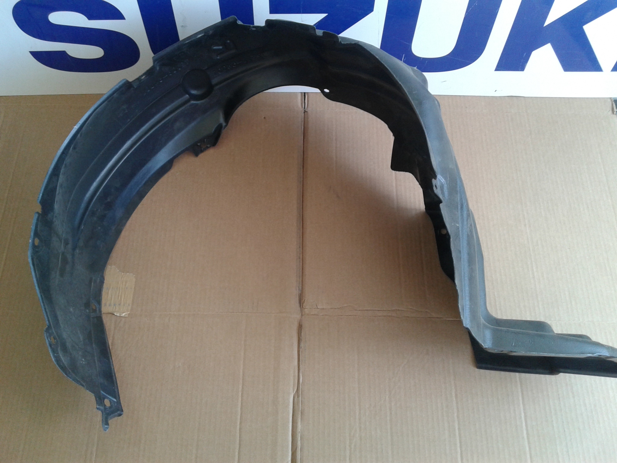 S�rv�d� dobbet�t els� bal Suzuki Liana 2001-2005, gy�ri