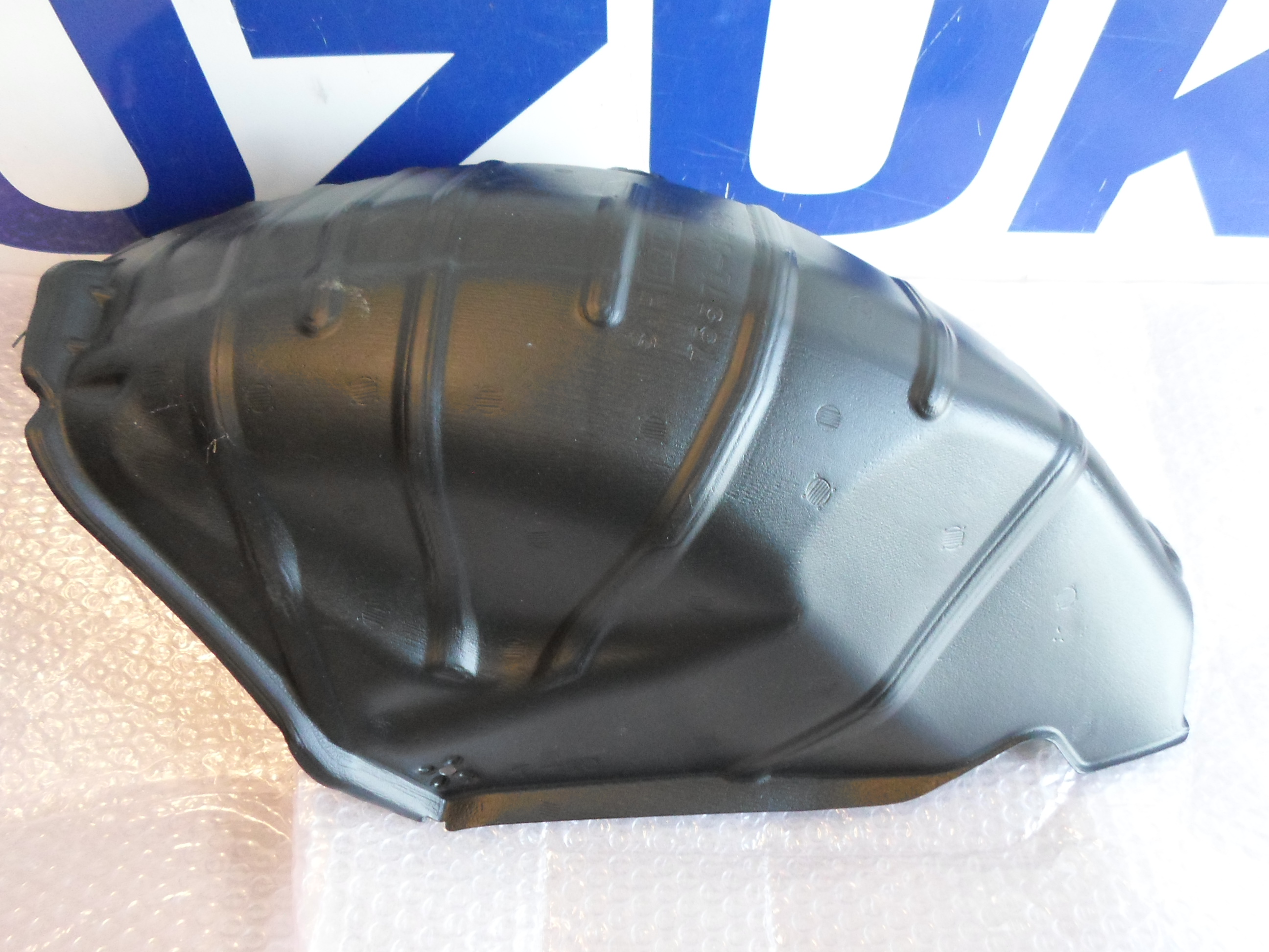 S�rv�d� dobbet�t h�ts�  bal Suzuki Liana 2001-2005, gy�ri