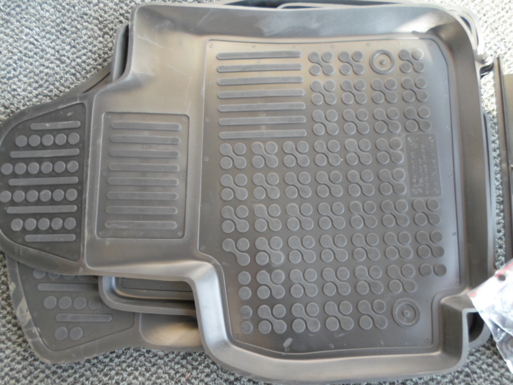 Gumisz�nyeg k�szlet, peremes h�t�lca  Suzuki SX4 2006-2013